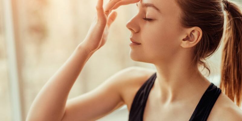 Acupression, détente, yoga du visage Femme qui pratique le Do In