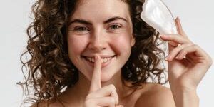 Yoga visage femme qui s'automasse avec un gua sha