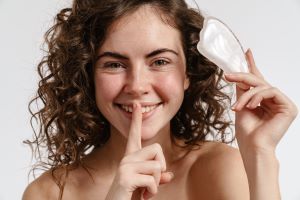 image article 1 Yoga visage femme qui s'automasse avec un gua sha
